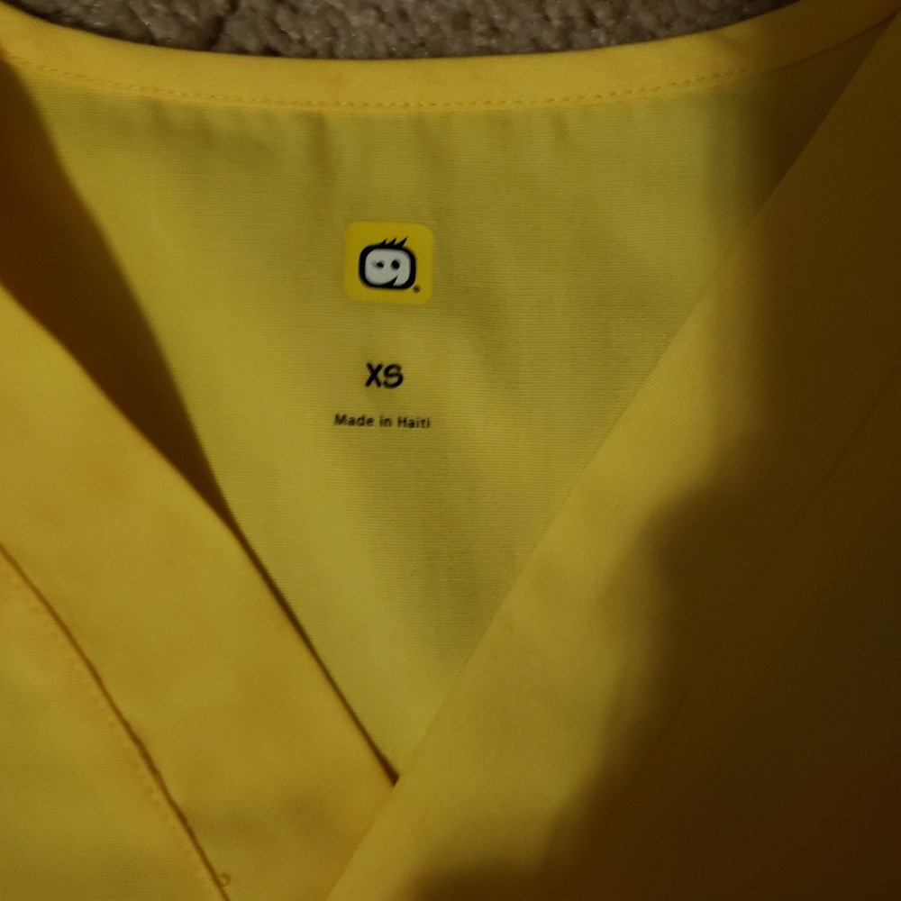 💛Scrub top💛 - Picture 2 of 4